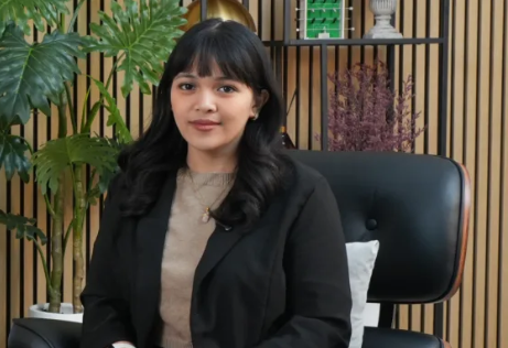 A Filipino mother using an AI tool on her phone at home to help manage family tasks