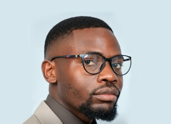 Courage Nyoni, the Zimbabwean developer behind the Lobola Calculator app, holding a smartphone showing the app